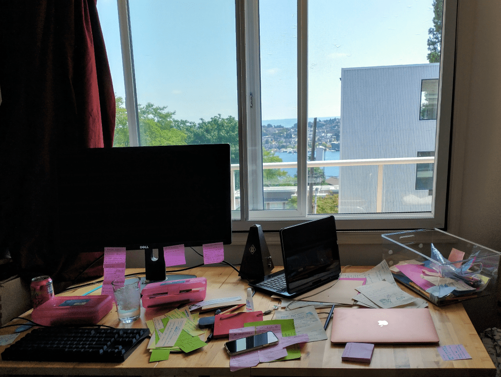 Imagen: fotografía de un escritorio en desorden. 